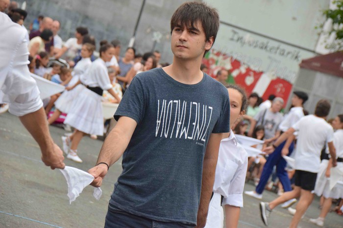 Soka dantzak jende ugari bildu du Errebote plazan - 76