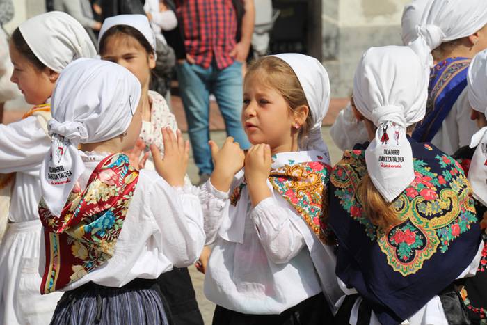 Haurrek alaitu dituzte kalea 12 1494677807267