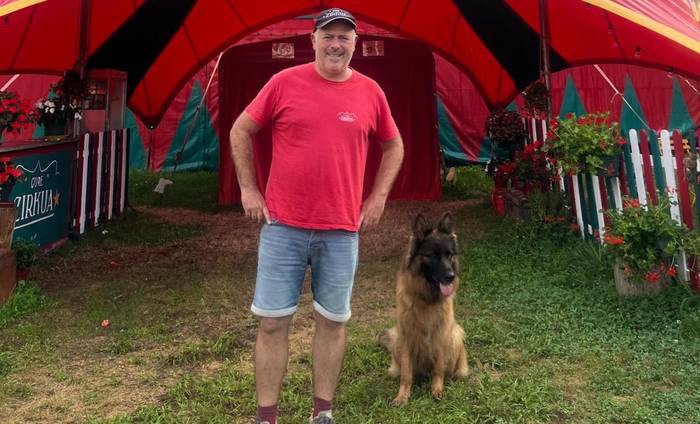 «Zirkua ez da barre egitea bakarrik, sentimenduak dantzan jartzea ere bada»