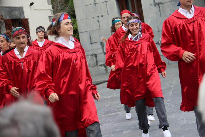 Atarikoa eta festa egunak, Adunan