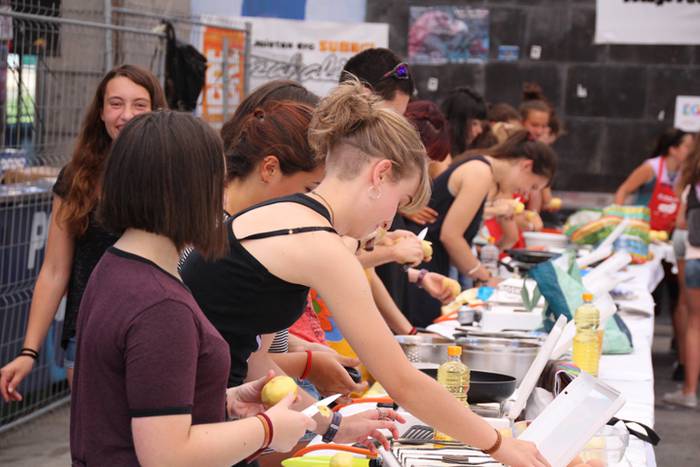 Gazteen festa egarriak ez du etenik 8 1472122435007