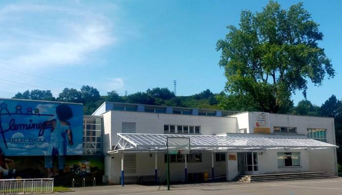 Fleming eskola publikoko ikasleek estalpe berria estreinatuz hasi dute ikasturtea