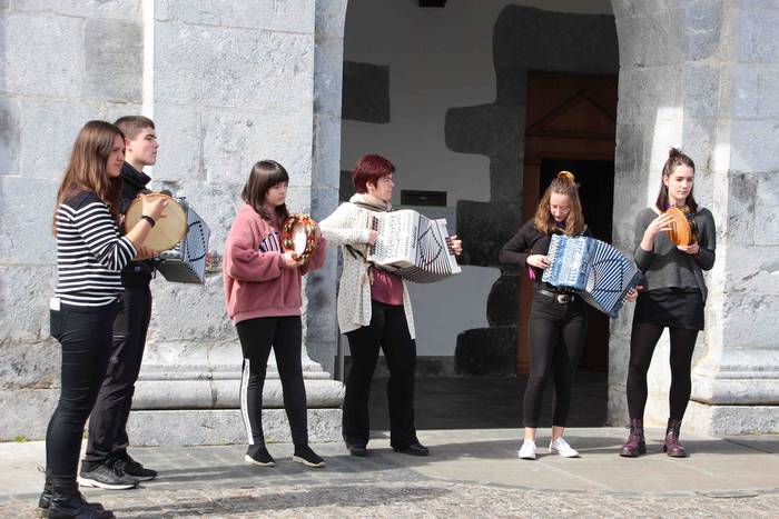 Emakumeek dantzan jarri dute 52 1552145629646