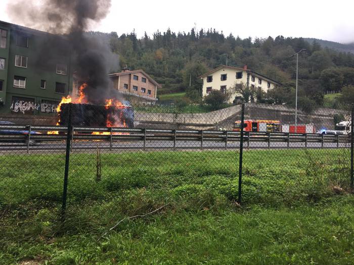 N-1 errepidea itxita dago, Iruran kamioi batek su hartu ondoren