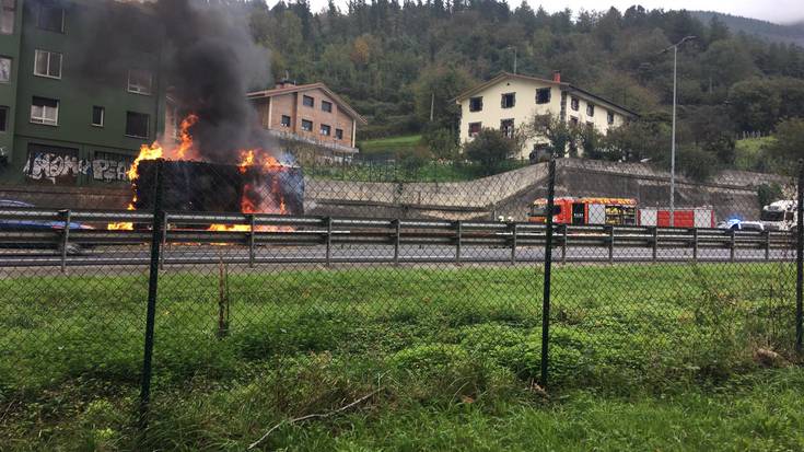 N-1 errepidea itxita dago, Iruran kamioi batek su hartu ondoren