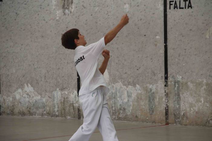 Zuriz jantzi zen Berrobiko f 27 1567409265274