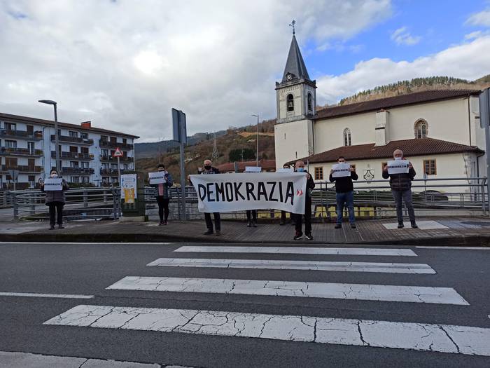 "Demokrazia" eskatuz eskuald 6 1608393004806