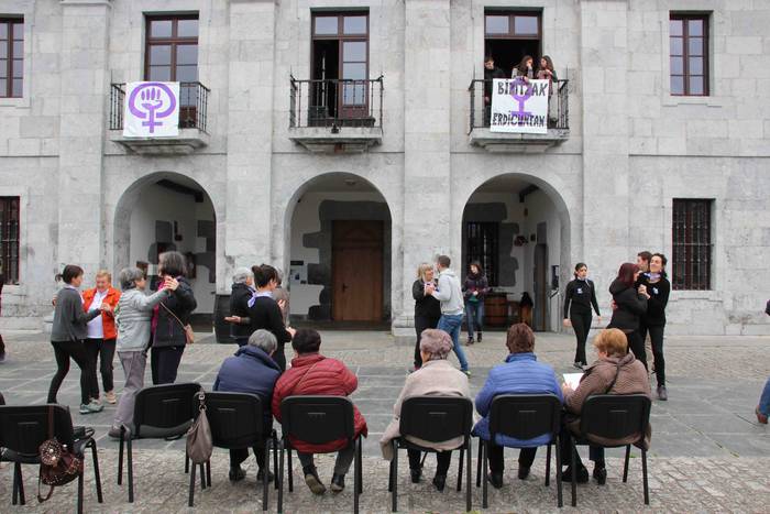 Emakumeek dantzan jarri dute 23 1552145616613