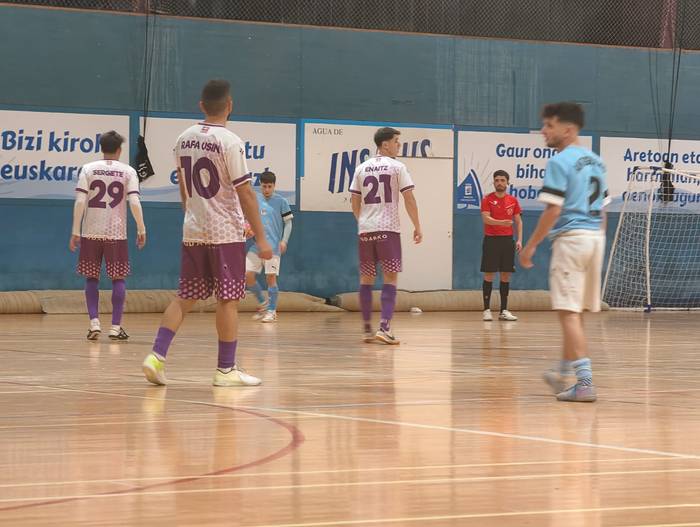 Sei kolpe eta hiru puntu: sendo lidergorantz