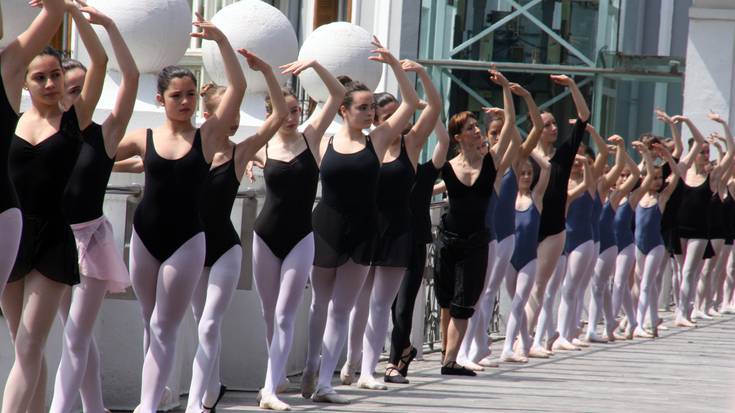 Maiatzean, kultura ere loretan