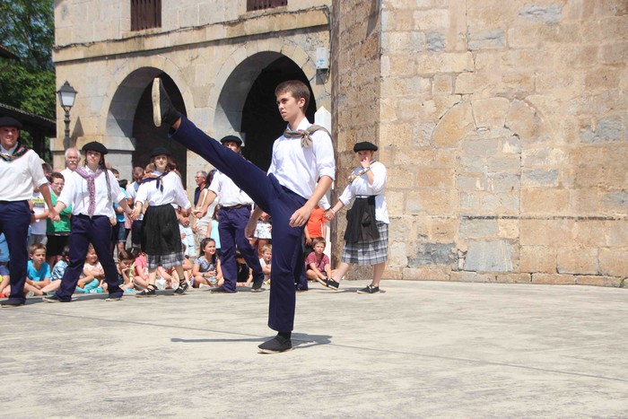 Emakumeak dantzari, lehenengo aldiz soka dantzan - 28