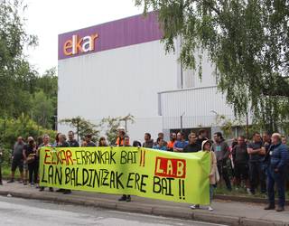 Elkarreko langileek mobilizazioa egin dute Adunako lantegian