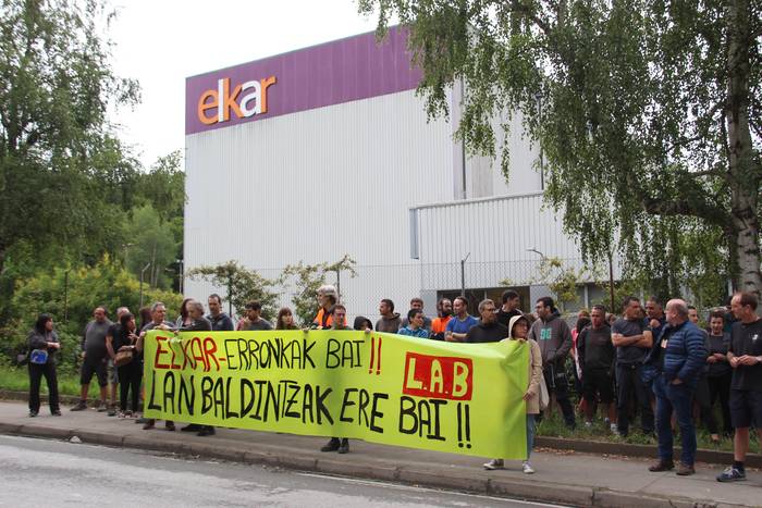 Elkarreko langileek mobilizazioa egin dute Adunako lantegian
