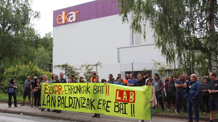 Elkarreko langileek mobilizazioa egin dute Adunako lantegian