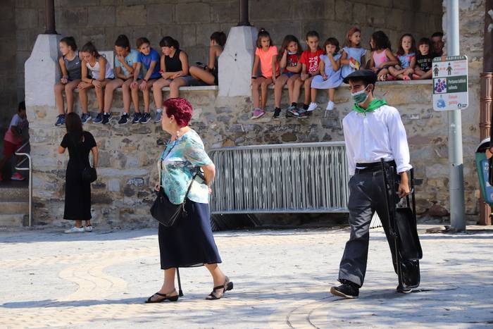 Berriro ere elkarri eskutik  2 1632576975696