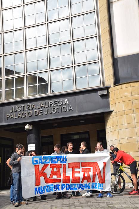 Ezpalako hiru gazteen aldeko elkarretaratzea 2 1475324066243