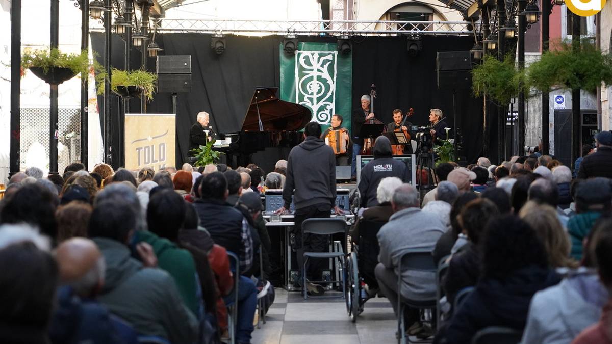 Plaza bete du Antton Valverdek