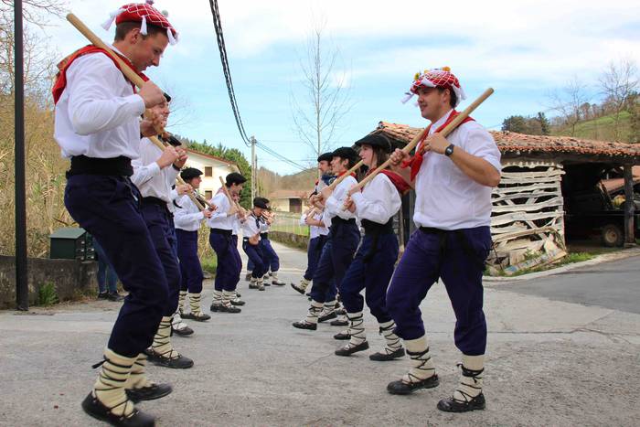 Ajerik gabe, makila eta lau  32 1551617923072