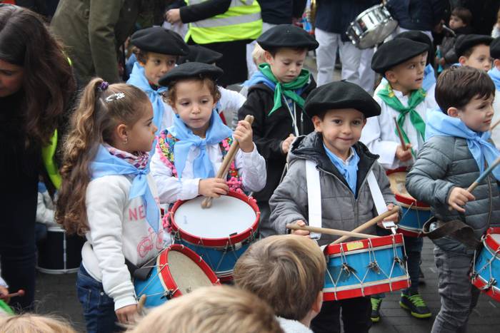 Larramendi auzoko danborrada 7 1540643377064