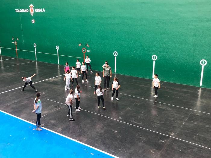 Benjamin eta alebin kategorietako neska pilotarien eskuzko hirugarren topaketa, Alegian