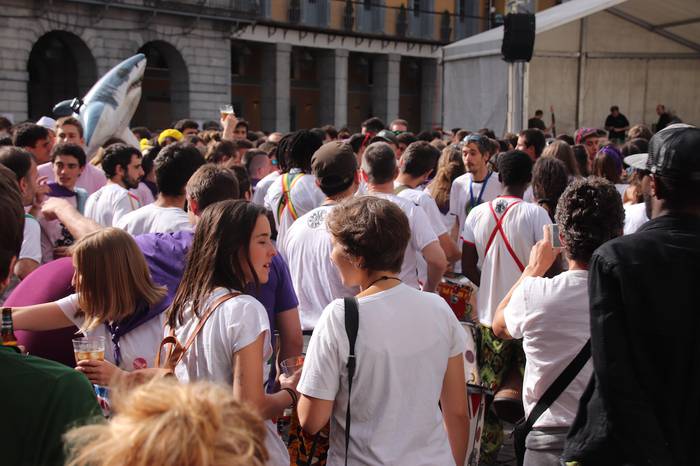 Egunari kolorea jarri diote  53 1529170114539