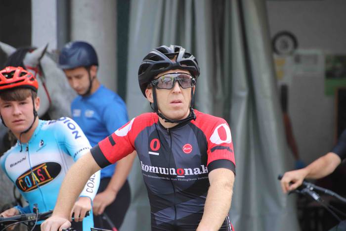 Mendi bizikleta lasterketare 17 1660377595110