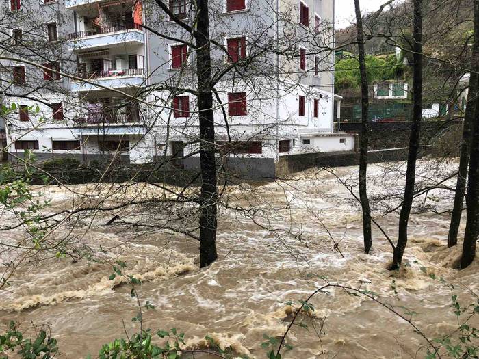 Urak eta lurrak gain hartu d 27 1639129526031