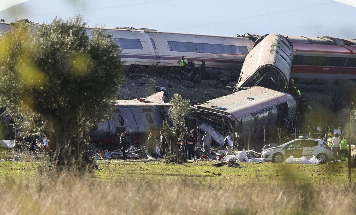 Elkarretaratze isila deitu dute Tolosan, Espainian gertatutako tren istripuko biktimen omenez