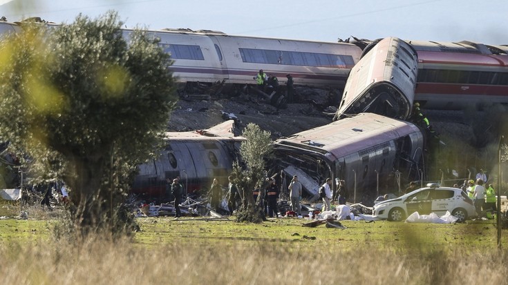Elkarretaratze isila deitu dute Tolosan, Espainian gertatutako tren istripuko biktimen omenez
