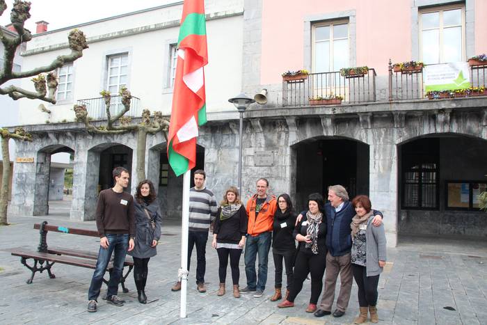 Villabonako udalbatza Espainiako bandera jartzeko aginduaren kontra azaldu da