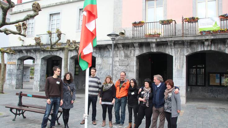 Villabonako udalbatza Espainiako bandera jartzeko aginduaren kontra azaldu da
