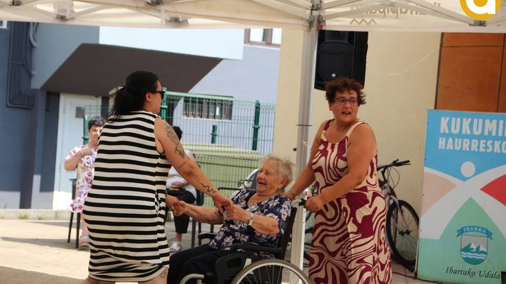 Helduak dantzan eta haurrak puzgarrietan