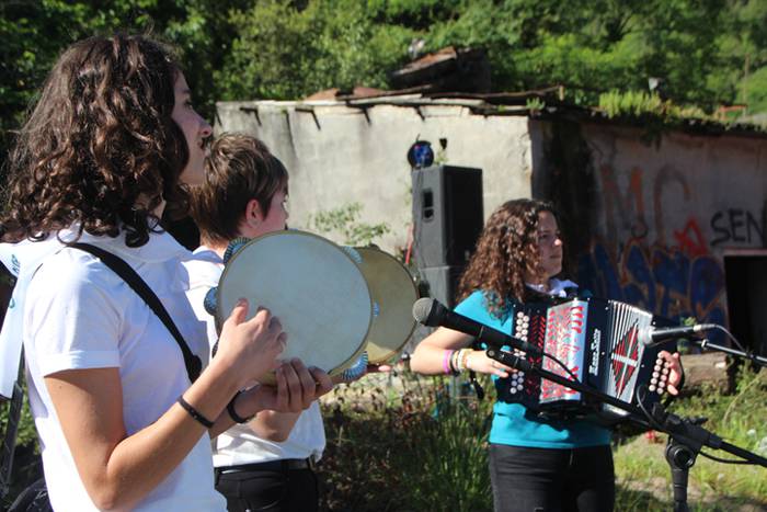 Eskuak batuta, desio bakarre 9 1528640508097