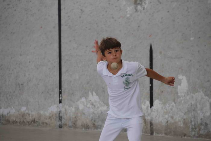 Zuriz jantzi zen Berrobiko f 4 1567409243935