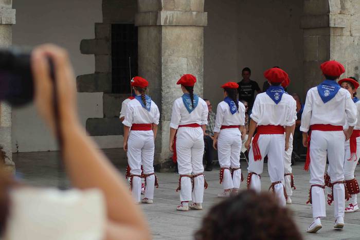 Dantza sokara batu dira emak 21 1660153174824