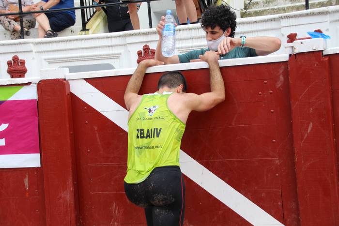 Izetatarrek jantzi dute txap 89 1624130543514