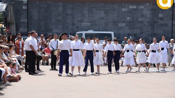 Dantzak eta musikak berotu dute Santio Eguna