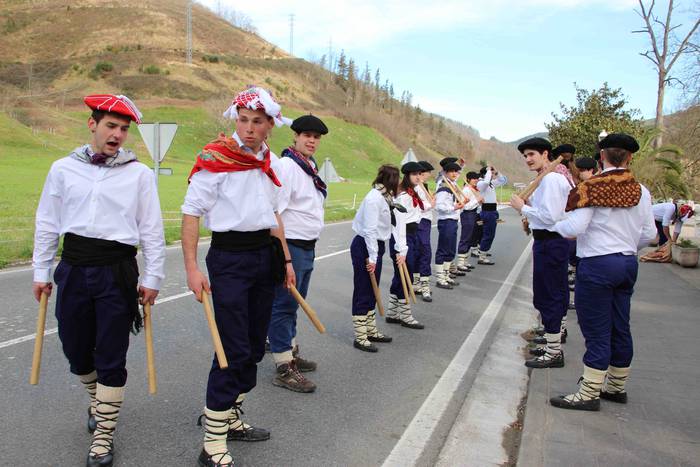 Ajerik gabe, makila eta lau  64 1551618165859