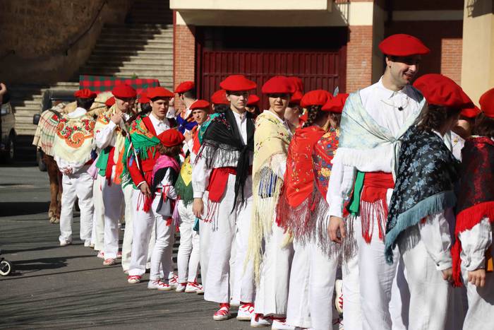 Dantzatzen duen herria 3 1581859423394