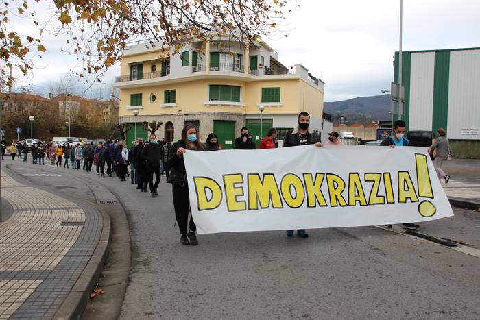 "Demokrazia" eskatuz eskuald 10 1608393013880
