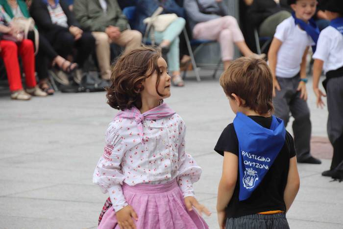 Dantzak, txistuak eta trikit 41 1565549092381