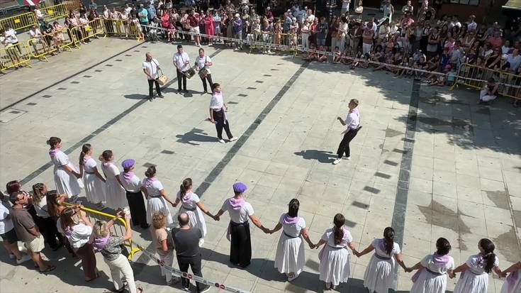 Sokadantzak bete du goizean herriko plaza