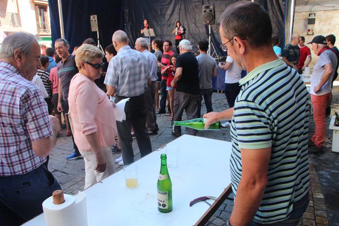 Haurrak jolasean, helduak jan eta edanean 45 1468672246818