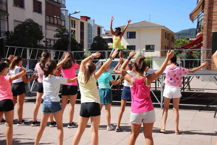Zumba klase herrikoia Santio 17 1658941183419