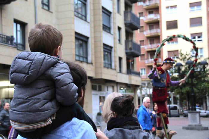 Erdi Arora bidaia, dantzan 4 1575118884402