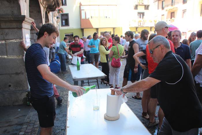 Haurrak jolasean, helduak jan eta edanean 53 1468672330418