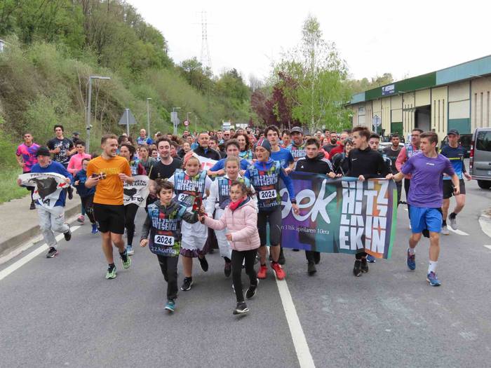 korrika, furgonetatik, Aizto 25 1649421634305