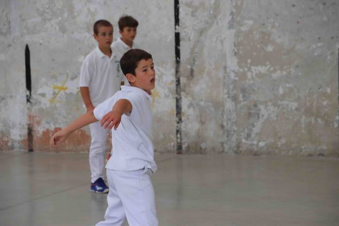 Zuriz jantzi zen Berrobiko f 5 1567409245051