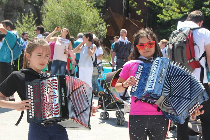 Eskuak batuta, desio bakarre 61 1528640928151