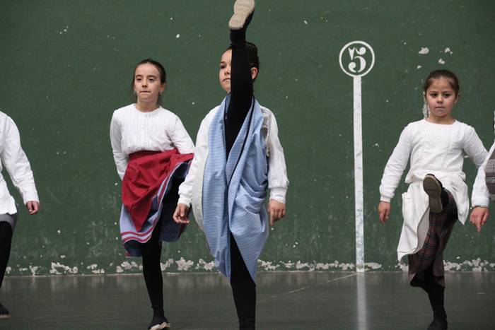 Bukalaik dantzari txikiz bet 20 1525522051844